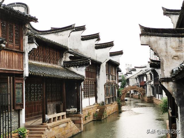西塞山前白鹭飞，桃花流水鳜鱼肥描绘了怎样一幅画面？
